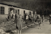 Prisioneras junto a los barracones de Auschwitz-Birkenau